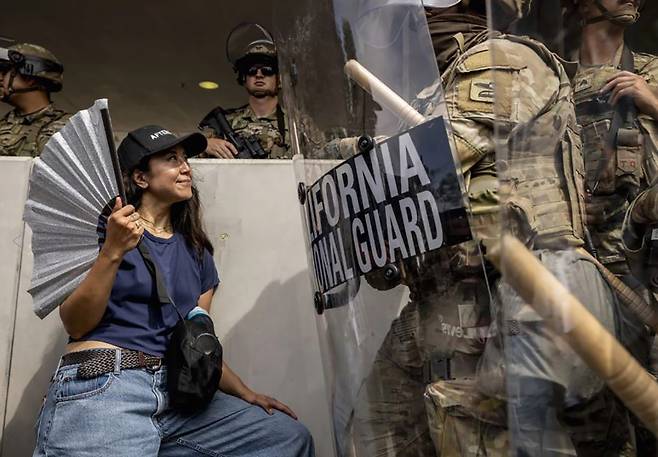 LA에 배치된 주방위군과 시위대