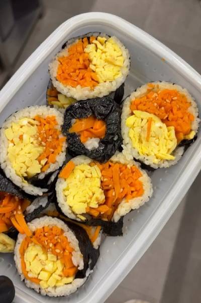 손님이 건넨 김밥 [사진=인스타그램 @lovelyyuraa]