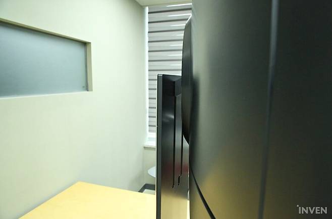 ▲ 이 무거운 게이밍 모니터는 놀랍게도