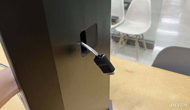 ▲ 스탠드에도 깔끔하게 선을 정리할 수 있는 공간이 있습니다