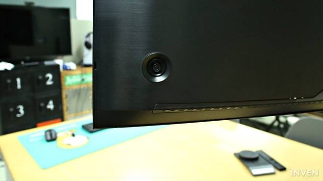 ▲ 모니터 화면 기준 우측 후면에 전원 버튼이 있습니다