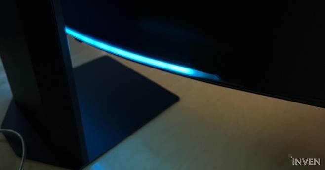 ▲ 위아래로 LED가 나옵니다. 색상은 사용자 입맛대로 설정할 수 있습니다