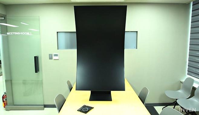 ▲ 세로로 세우면 이런 웅장한 모습이 됩니다