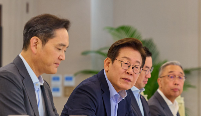 이재용 삼성전자 회장이 지난 19일 서울 용산 대통령실 청사에서 열린 경제인 간담회에 참석하고 있다. (대통령실)