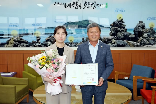 지난 7월 10일자로 신임 상임지휘자로 위촉된 박승유 지휘자(왼쪽)가 김완근 제주시장과 함께 기념촬영을 하고 있다. (제주자치도립 제주교향악단)