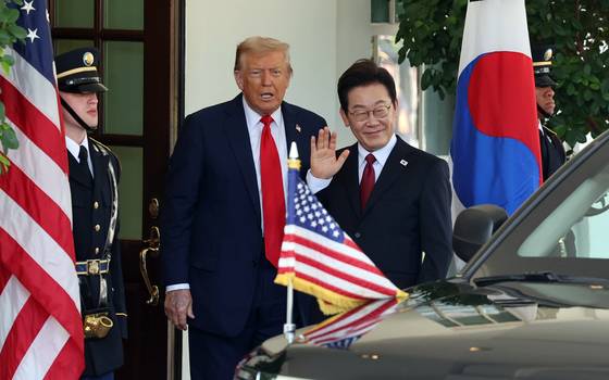 도널드 트럼프 미국 대통령이 25일(현지시간) 워싱턴DC 백악관에서 이재명 대통령을 맞이하고 있다. 대통령실사진기자단