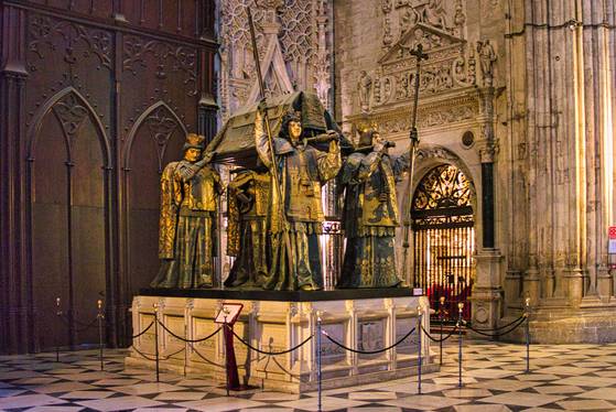 세비야 대성당 내부에 안치되어 있는 콜럼부스의 관. 죽어서도 스페인 땅을 밟지 않겠다던 콜럼버스의 유언에 따라 땅에 묻히는 대신 청동으로 만든 네 명의 왕이 관을 어깨에 짊어지고 있다.