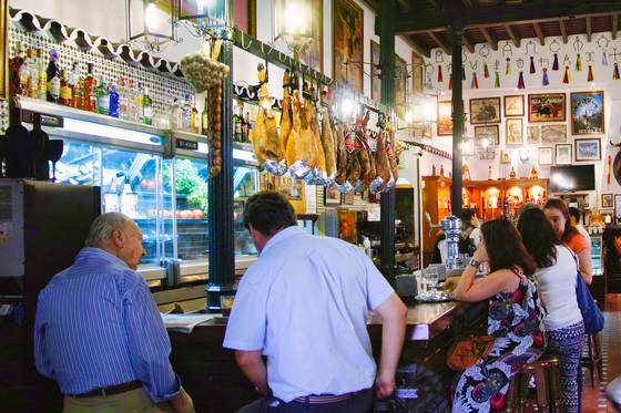 하몽이 내걸린 식당. 스페인의 식당가에서 가장 흔하게 볼 수 있는 모습이다.