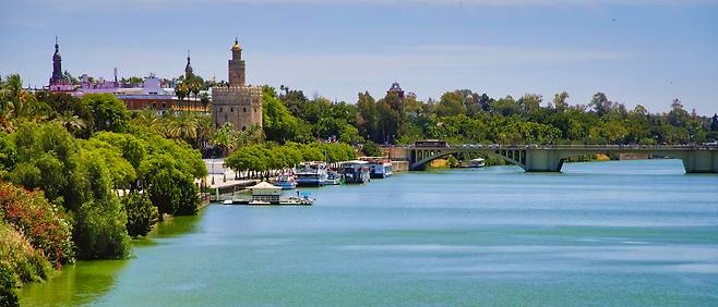세비야에 흐르는 과달키비르강. 이 강을 따라 스페인 내륙 깊숙이 항해할 수 있다. 방어 요새 역할을 했던 '황금의 탑'이 보인다.