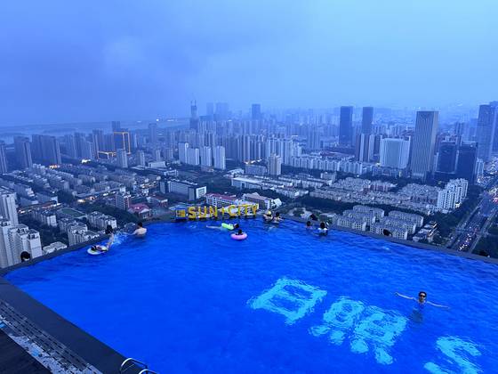 산둥성 르자오시 시내에 위치해 있는 57층 옥상 인피니티 풀. 김매화 기자