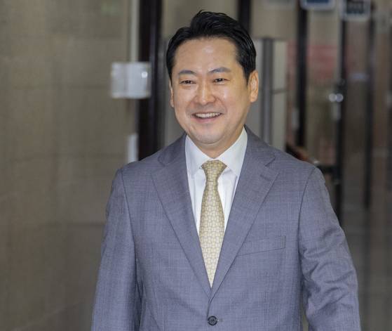 국민의힘 장동혁 대표의 미소   (서울=연합뉴스) 황광모 기자 = 국민의힘 6차 전당대회에서 승리한 장동혁 신임 대표가 26일 당선 기자회견을 하기 위해 국회 내 국민의힘 당 대표 회의실로 향하다 미소짓고 있다. 2025.8.26   hkmpooh@yna.co.kr (끝)  〈저작권자(c) 연합뉴스, 무단 전재-재배포, AI 학습 및 활용 금지〉