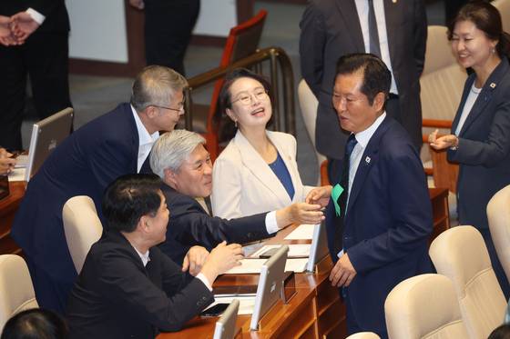 27일 서울 여의도 국회 본회의에서 더불어민주당 정청래 대표가 의원들과 대화하고 있다. 연합뉴스