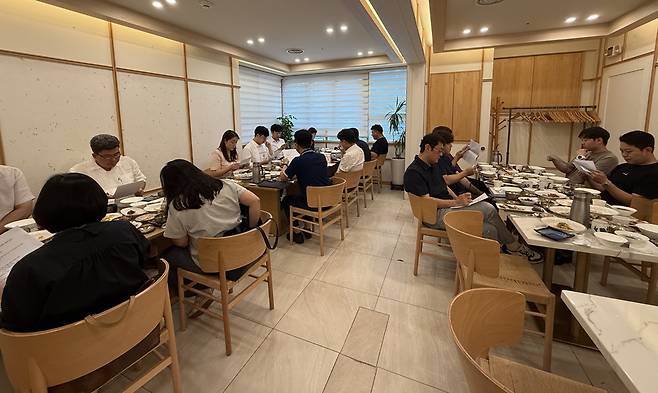 26일 광주광역시 한 식당에서 열린 광주전남기자협회 운영위원회 회의 장면. /광주전남기자협회 제공