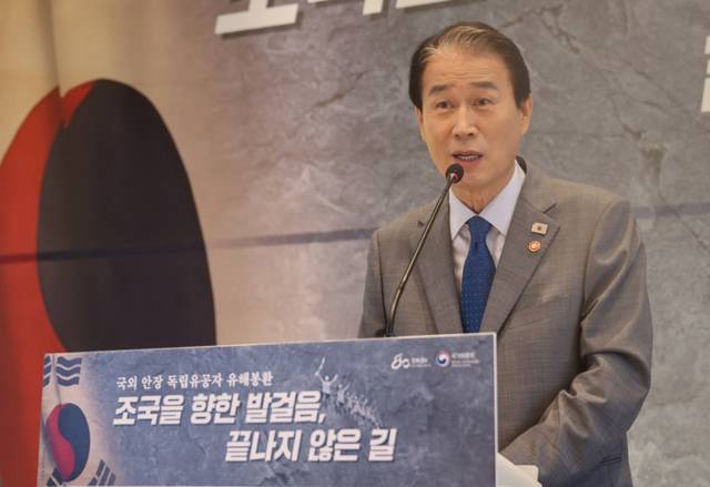 ▲ 권오을 국가보훈부 장관이 지난 15일 서울 중구 더플라자호텔에서 열린 국외안장 독립유공자 유해봉환 유족 위로연에서 격려사를 하고 있다.  국가보훈부 제공