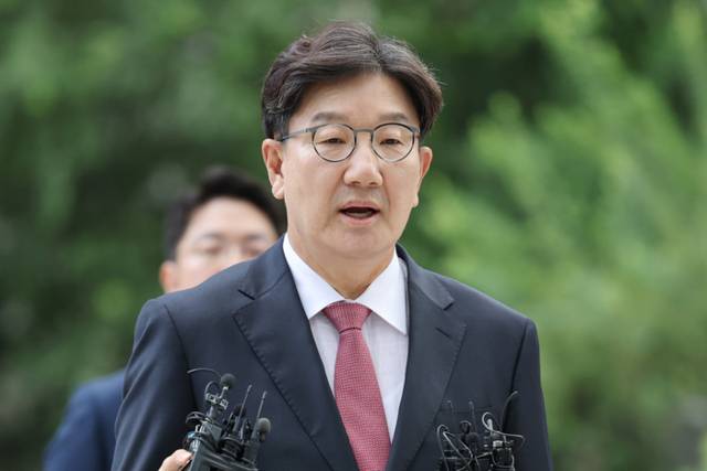 ▲ 통일교 청탁 의혹을 받는 국민의힘 권성동 의원이 27일 서울 종로구 KT광화문빌딩에 마련된 김건희 여사 관련 의혹을 수사하는 민중기 특별검사팀 사무실에 피의자 신분으로 출석하고 있다. 연합뉴스