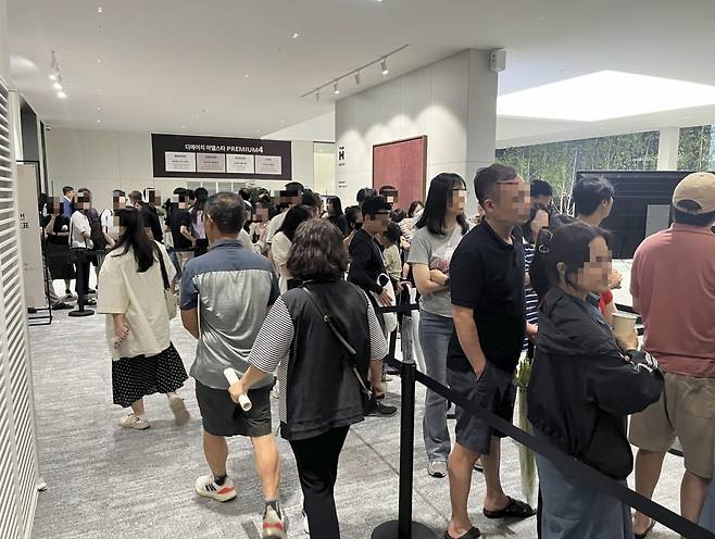 경기도 과천시 주암동 '디에이치 아델스타' 모델하우스에 가득 찬 예비 청약자. 사진=현대건설.