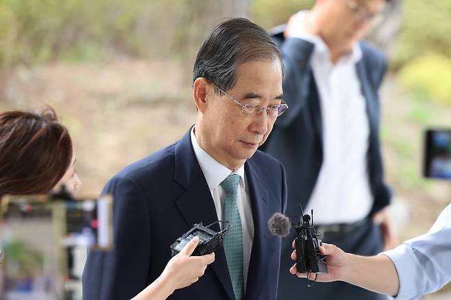 한덕수 전 국무총리가 지난 22일 '12·3 비상계엄' 관련 내란·외환 사건을 수사하는 조은석 특별검사팀 사무실이 마련된 서울 서초구 서울고등검찰청으로 출석하고 있다. /사진=연합뉴스
