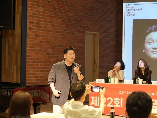 22회 대구국제오페라축제 기자간담회에서 시연하는 테너 국윤종 / 대구오페라하우스 제공.