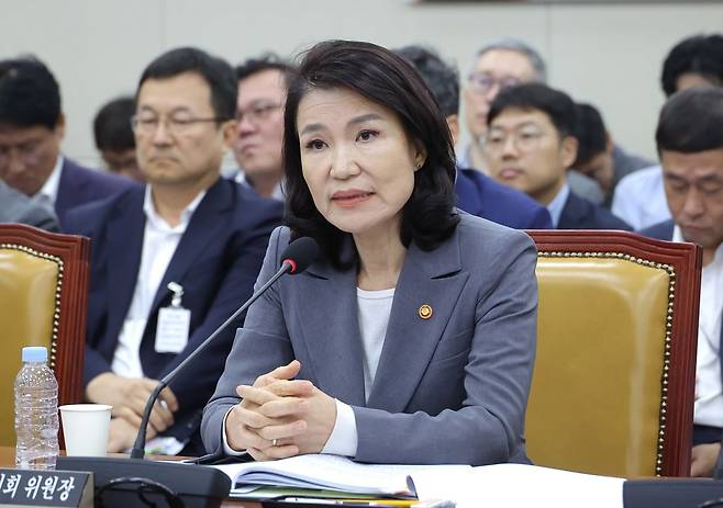 이진숙 방송통신위원장이 20일 서울 여의도 국회에서 열린 과학기술정보방송통신위원회 전체회의에서 의원 질의에 답변하고 있다. 사진=연합뉴스