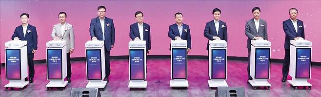 한국수자원공사가 지난 7월 30일 서울 삼성동 코엑스에서 무역센터 수열에너지 착공식을 열었다. 행사에 참석한 윤석대 수자원공사 사장(오른쪽 네 번째)과 참석자들. /한국수자원공사 제공