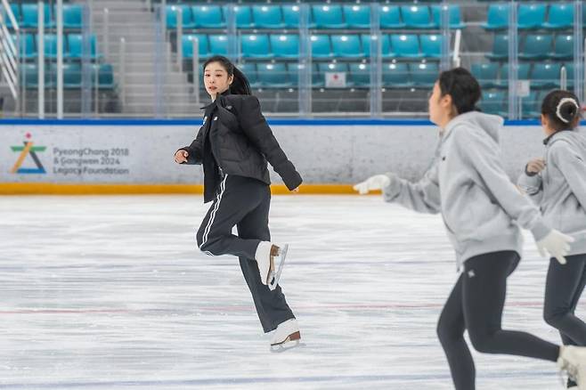 후배들을 지도하고 있는 김연아. /사진=연합뉴스