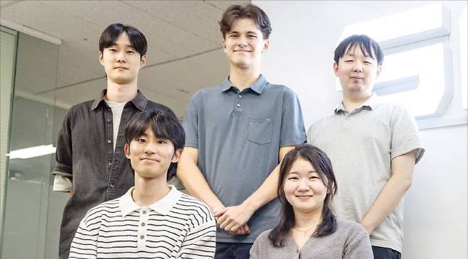 양자컴퓨팅 관련 제조기업 SDT에 근무하는 인턴연구원 다섯 명은 “학계와 산업계, 연구기관이 맞물려 돌아가는 것이 한국 양자 연구의 강점”이라고 말했다. 뒷줄 왼쪽부터 시계 방향으로 박선우, 마크 랜캐스터, 권훈범, 주지원, 길재현 연구원. /SDT 제공