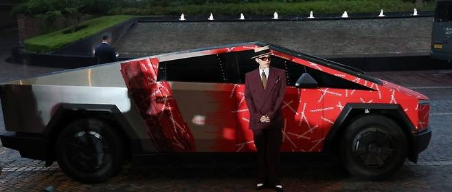 공식 석상에 사이버트럭을 타고 등장한 가수 지드래곤.  사진=뉴스1