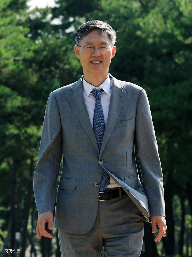 문형배 전 헌법재판소장 권한대행이 지난 19일 부산시민공원 산책로를 걷고 있다. 서성일 선임기자
