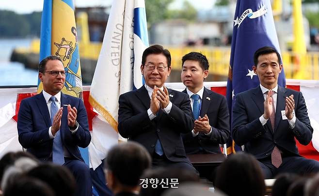 이재명 대통령(가운데)과 김동관 한화그룹 부회장, 조시 샤피로 펜실베이니아 주지사가 26일(현지시간) 미국 필라델피아 ‘한화 필리조선소’에서 열린 미국 해양청 발주 국가안보 다목적선 ‘스테이트 오브 메인(State of Maine)호’ 명명식에 참석해 박수를 치고 있다. 김창길 기자