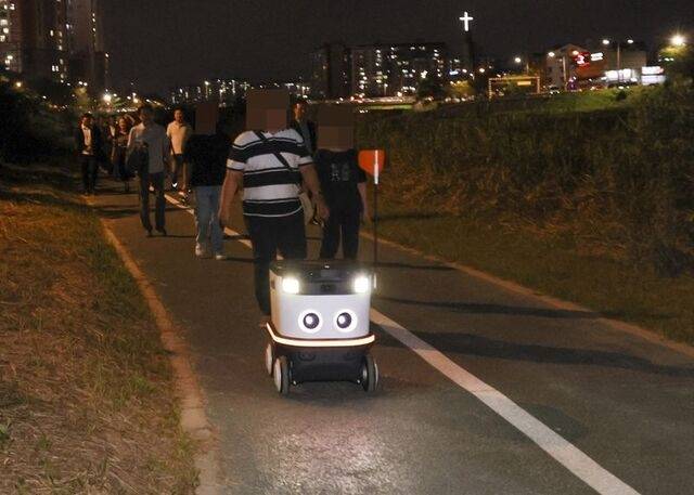 2024년 전북자치경찰위원회가 전북 전주시 전주천 산책로에서 시연한 자율로봇 순찰 모습. 전북도 제공