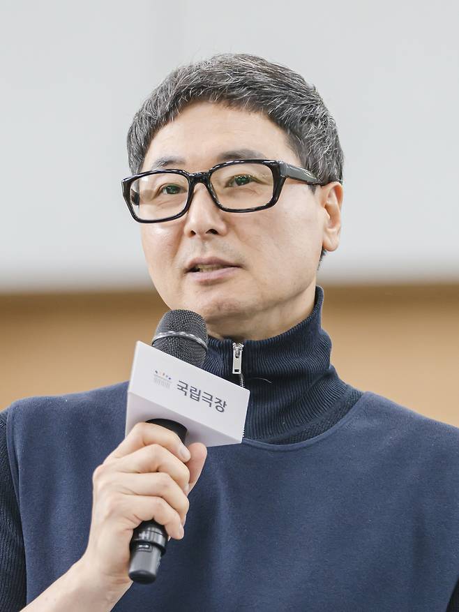 <사자의 서> 안무를 맡은 김종덕 국립무용단 예술감독이 27일 국립극장 연습실에서 진행한 라운드인터뷰에서 작품에 대해 설명하고 있다. 국립극장 제공