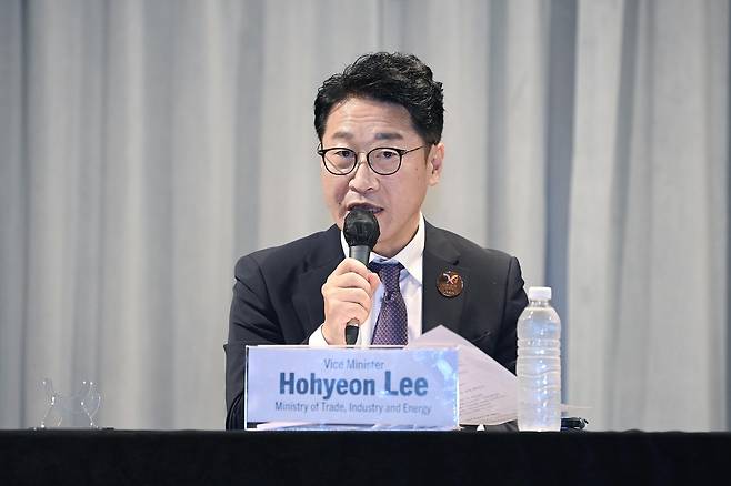 이호현 산업통상자원부 2차관이 27일 부산 해운대구 파라다이스 호텔에서 열린 기자회견에서 발언하고 있다. 산업부 제공