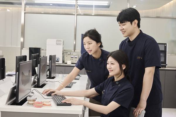 부산과학기술대 치기공과에서 3D 모델링을 통한 디지털 치기공 실습이 진행되고 있다. 부산과학기술대 제공