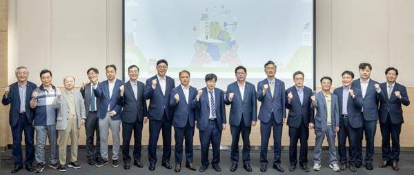 27일 부산 해운대구 벡스코 제2전시장에서 열린 ‘제9회 탄소중립에너지 대전환포럼’에서 내빈들이 기념촬영을 하고 있다. 사진 왼쪽 여섯 번째부터 김형균 부산테크노파크 원장, 이상욱 고리원자력본부장, 이병석 부산시 환경물정책실장, 장순흥 부산외국어대학교 총장, 안성민 부산시의회 의장, 정현민 부산상공회의소 상근부회장, 송복철 부산경제진흥원장. 이원준 기자 windstorm@kookje.co.kr