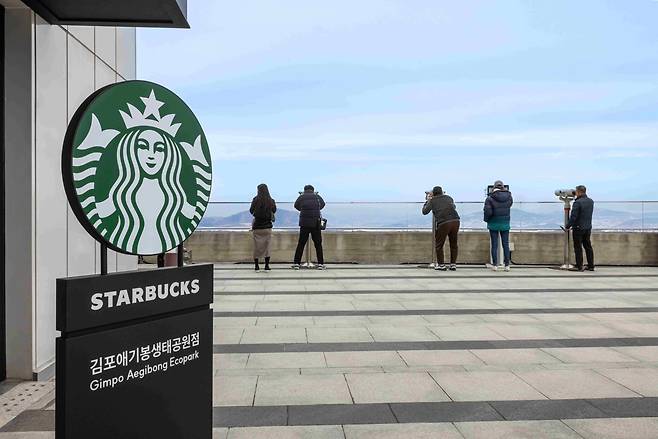 This photo shows a Starbucks branch at the Aegibong Peace Ecological Park in Gimpo, Gyeonggi on July 7. [YONHAP]