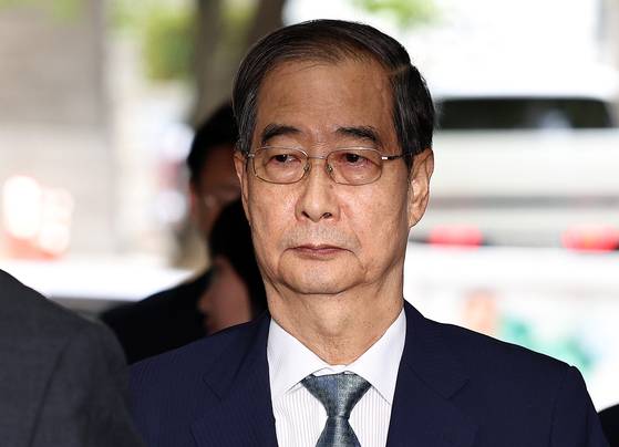 Former Prime Minister Han Duck-soo arrives at the Seoul Central District Court in Seocho District, southern Seoul, on Aug. 27 to attend his pretrial detention. [NEWS1]