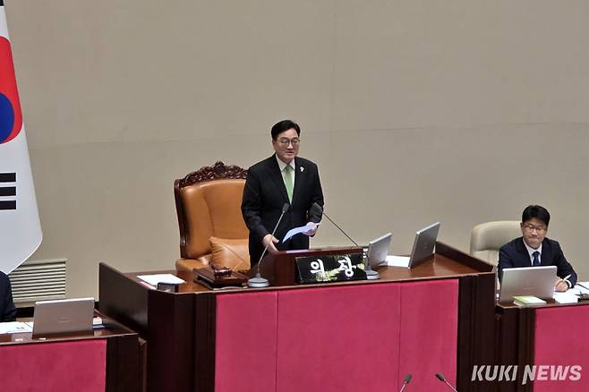 우원식 국회의장이 지난달 23일 서울 여의도 국회 본청에서 본회의 시작을 앞두고 발언하고 있다. 김건주 기자