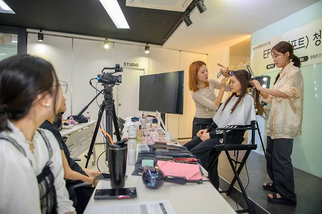 대구보건대학교 뷰티코디네이션학과가 K-뷰티 인재 사관학교로 자리매김하고 있다. 사진은 뷰티코디네이션학과 학생들 실습 모습. 대구보건대 제공