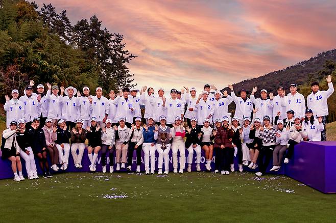 위믹스 챔피언십 2024에 출전한 24명의 선수와 캐디. 위메이드 제공