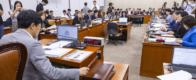 박주민 국회 보건복지위원회 위원장이 27일 국회 보건복지위 전체회의를 진행하고 있다. 연합뉴스