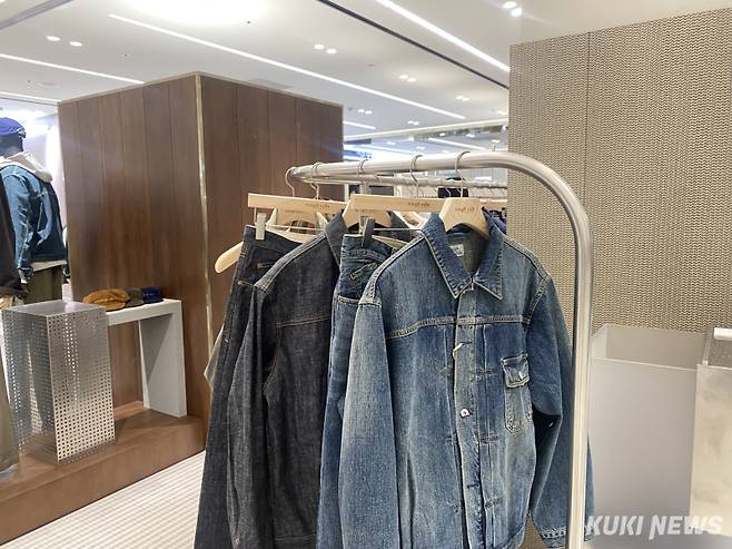 러프사이드 매장 내부에 익스클루시브 제품이 걸려 있다. 데님을 활용한 자켓. 심하연 기자