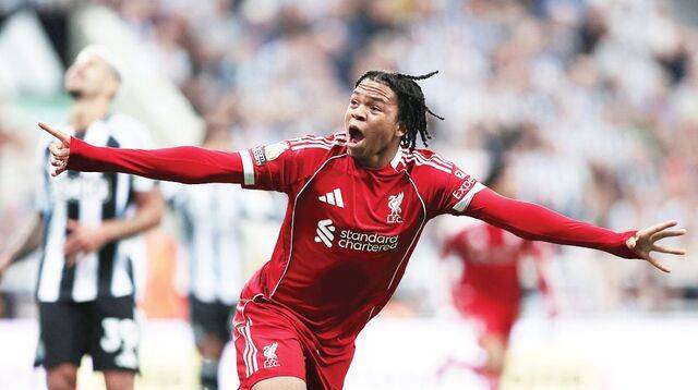 리오 은구모하(리버풀)가 26일(한국시간) 영국 뉴캐슬어폰타인 세인트제임스파크에서 열린 2025∼2026 잉글랜드 프리미어리그(EPL) 2라운드 뉴캐슬 유나이티드와의 경기에서 후반 추가시간 득점 후 두 팔을 벌리며 환호하고 있다. 이날 은구모하의 데뷔골은 EPL 역대 두 번째 최연소(16세 361일) 결승골로 기록됐다. 로이터연합뉴스