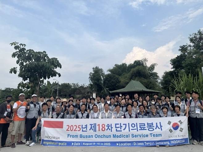 부산 온천교회 인도네시아 선교팀이 지난 14일 모든 사역을 마치고 노정각(앞줄 오른쪽 여덟 번째) 목사와 함께 단체 기념촬영을 하고 있다.    온천교회 제공