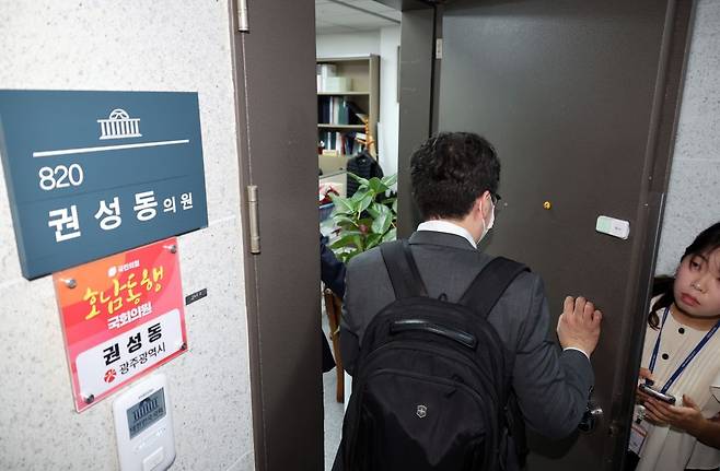 김건희 특검팀 관계자들이 지난달 압수수색을 위해 서울 여의도 국회 의원회관 국민의힘 권성동 의원실로 들어서고 있다. 연합뉴스
