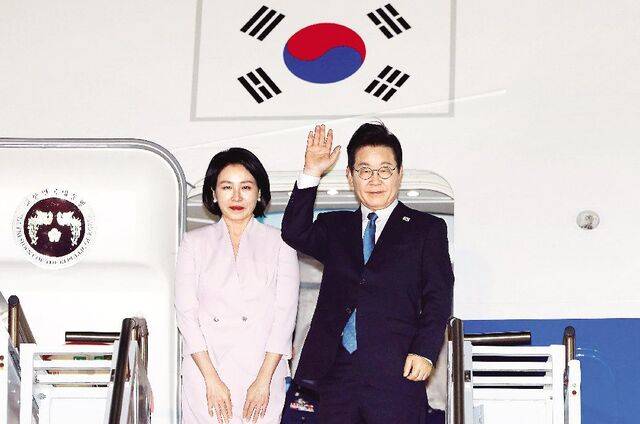 한·미 정상회담을 위해 미국을 방문한 이재명 대통령과 김혜경 여사가 26일(현지시간) 필라델피아 국제공항에서 공군 1호기에 탑승하기 전 인사하고 있다. 지난 23일 일본 방문을 시작으로 3박6일간의 정상 외교를 마친 이 대통령은 28일 새벽 성남 서울공항에 도착한다. 뉴시스