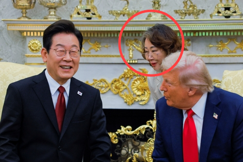 25일(현지시간) 미국 워싱턴DC 백악관에서 열린 이재명 대통령과 도널드 트럼프 미국 대통령의 회담에서 이연향 미국 국무부 통역국장이 트럼프 대통령을 위해 통역하고 있다.  [로이터 = 연합뉴스]
