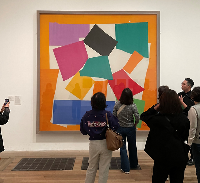롯데백화점 문화센터 아트 투어에 참가한 고객들이 전시회를 구경하고 있는 모습[사진 = 롯데백화점 제공]