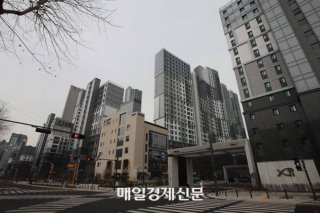 과천 정부과천청사역 인근 아파트 단지 전경. 기사 내용과 직접적인 연관 없는 이미지. [한주형 기자]