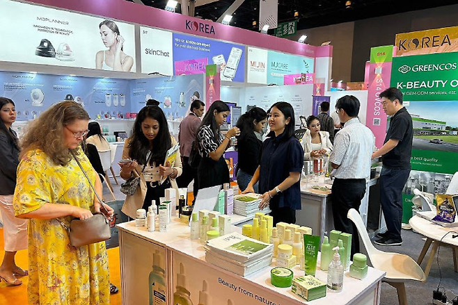 코트라가 지난해 4월 인도 뭄바이에서 개최한 ‘코스모프로프 인디아(COSMOPROF India)’에서 운영한 한국관 [사진 = 뉴스1]