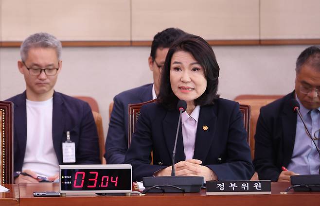지난 1일 서울 여의도 국회에서 방송 3법, 노란봉투법, 상법 등 을 심의하기 위해 열린 법제사법위원회 전체회의에서 이진숙 방송통신위원장이 의원 질의에 답변하고 있다. [사진 출처 = 연합뉴스]